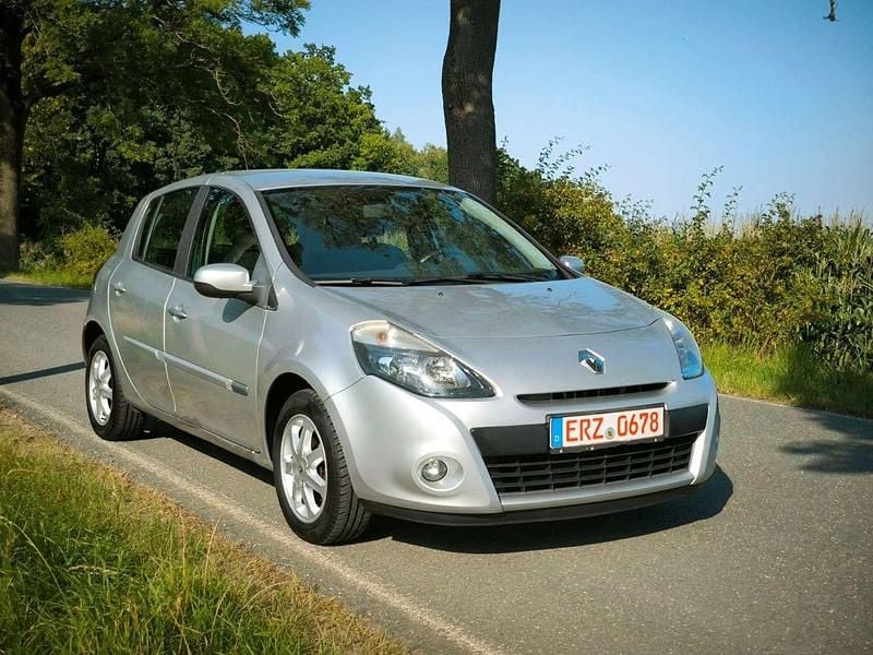 Platingrau Gebraucht 2011 Renault Clio III Dynamique Kleinwagen | 2.900 € (Guter Preis) - Bild 1/4