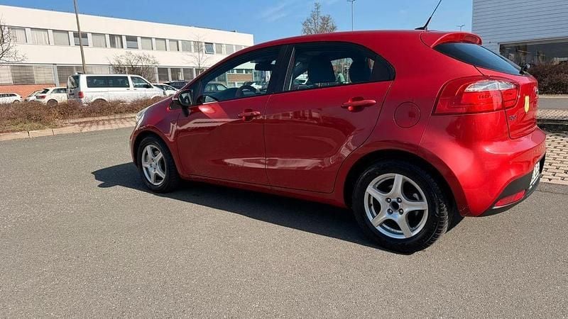 Gebraucht Kia Rio Spirit 109 PS (80 kW) 2011 Rot Limousine