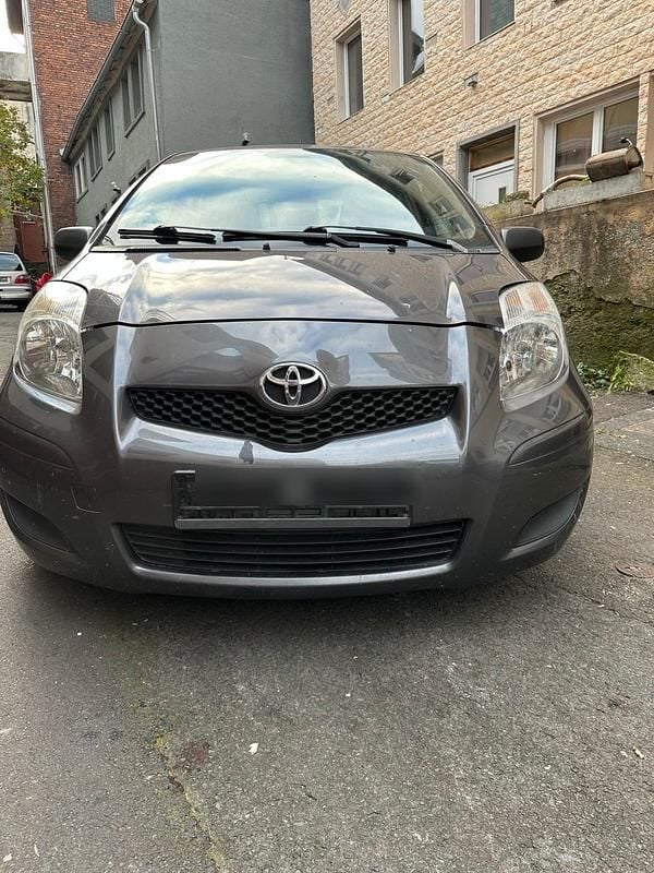 Grau Gebraucht 2009 Toyota Yaris Kleinwagen | 699 € (Superpreis) - Bild 1/4