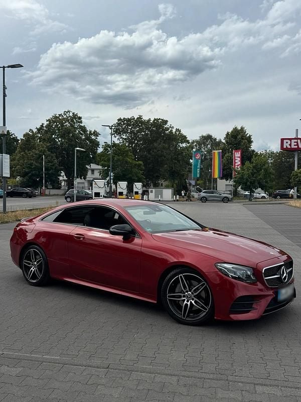 Gebraucht Mercedes E220 194 PS (142 kW) 2019 Rot Coupé