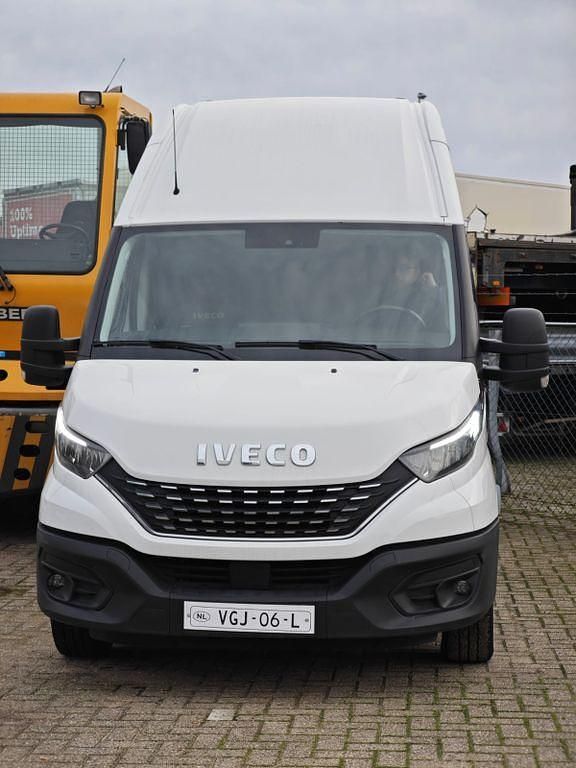 Weiß Gebraucht 2019 Iveco Daily Limousine | 16.799 € (Fairer Preis) - Bild 1/4