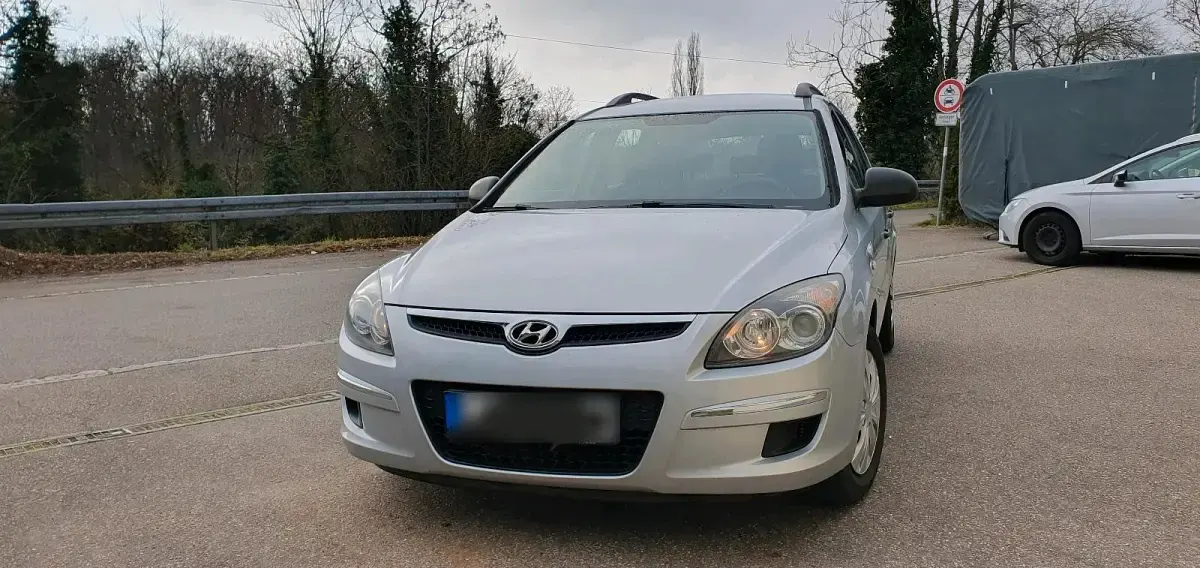 Gebraucht Hyundai i30 109 PS (80 kW) 2010 Silber Kombi