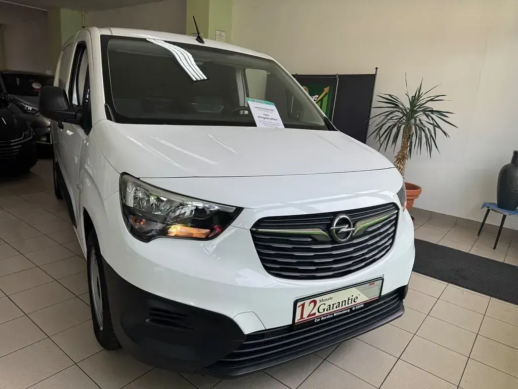 Używany Opel Combo Edition 102 KM (75 kW) 2022 Biały Minivan