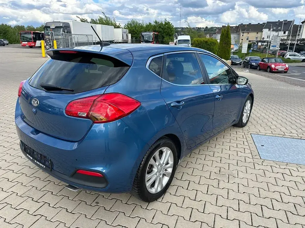 Gebraucht Kia Ceed 128 PS (94 kW) 2013 Blau Kleinwagen
