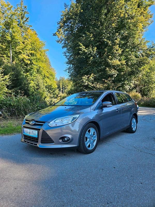 Braun Gebraucht 2013 Ford Focus Kombi | 2.999 € (Fairer Preis) - Bild 1/4