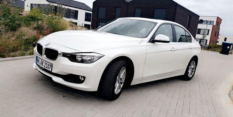 Weiß Gebraucht 2014 BMW 316 Limousine | 11.500 € (Guter Preis) - Bild 1/4