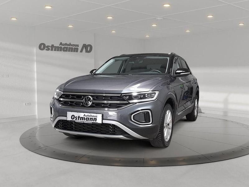 Grau (indiumgrau) Gebraucht 2024 VW T-Roc Style SUV | 28.690 € (Guter Preis) - Bild 1/4