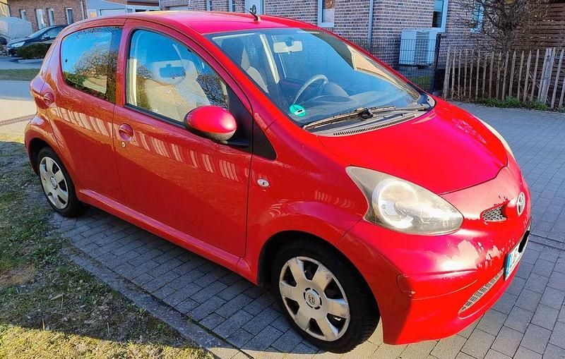 Gebraucht Toyota Aygo 68 PS (50 kW) 2007 Rot Kleinwagen