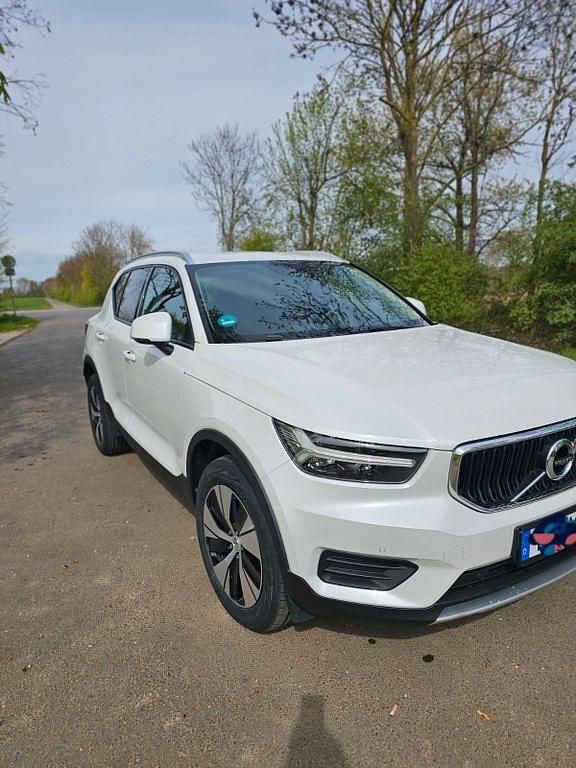 Gebraucht Volvo XC40 Momentum 197 PS (144 kW) 2022 Weiß SUV