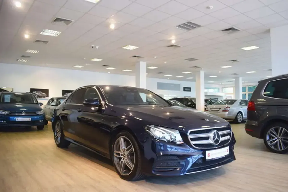 Gebraucht Mercedes E250 AMG line 211 PS (155 kW) 2017 Blau Limousine