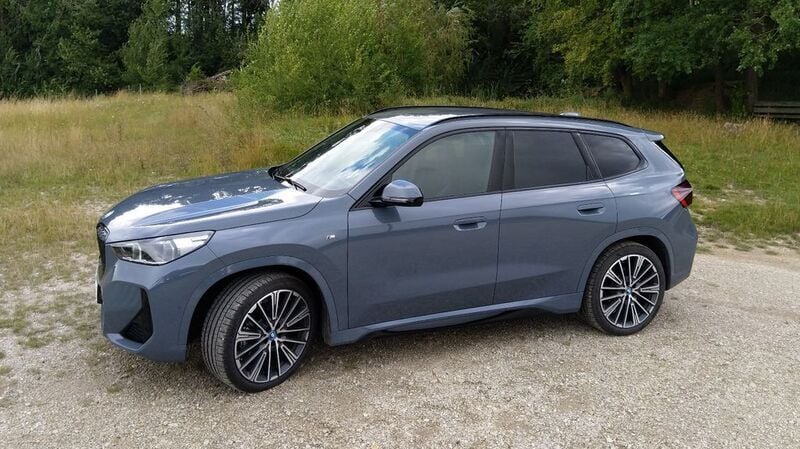Grau Gebraucht 2023 BMW iX1 M Sport SUV | 44.900 € (Fairer Preis) - Bild 1/4