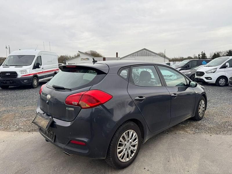 Second-hand Kia Ceed Vision 128 CP (94 kW) 2014 Negru Hatchback