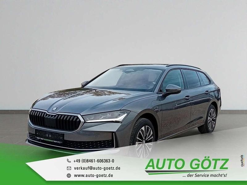Grau Neu 2025 Skoda Superb Selection Kombi | 45.890 € (Superpreis) - Bild 1/4