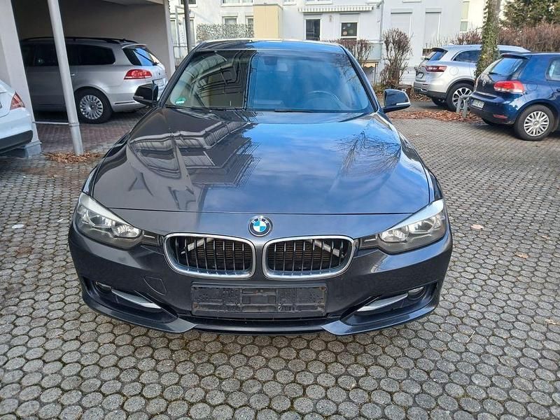 Gebraucht BMW 318 Sport Line 143 PS (105 kW) 2013 Grau Limousine