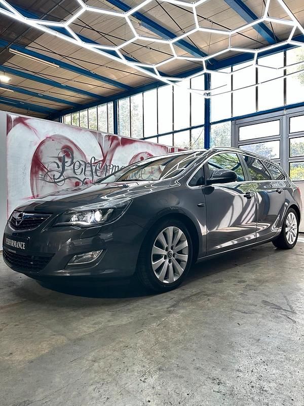 Karbongrau/technical grey Gebraucht 2012 Opel Astra Innovation Kombi | 7.999 € (Etwas zu teuer) - Bild 1/4