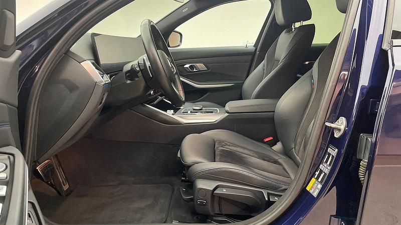 Gebraucht BMW 330e Efficient Dynamics 292 PS (214 kW) 2022 Bmw individual tansanitblau met Kombi