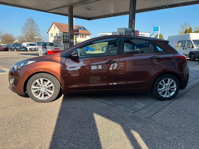 Gebraucht Hyundai i30 Intro Edition 90 PS (66 kW) 2012 Braun Limousine