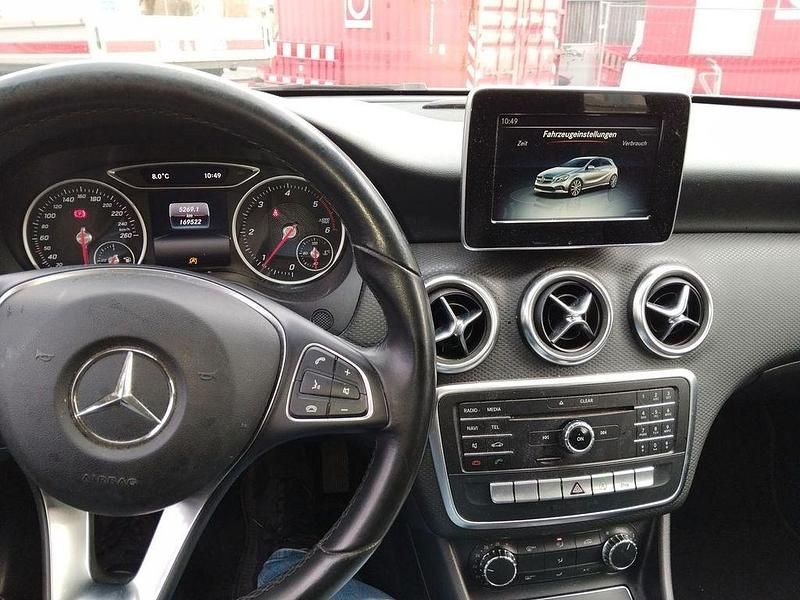 Gebraucht Mercedes A180 Edition 109 PS (80 kW) 2018 Silber Limousine