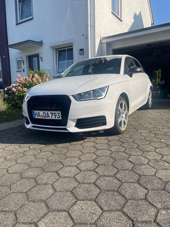 Weiß Gebraucht 2017 Audi A1 Sportback Kleinwagen | 8.800 € (Guter Preis) - Bild 1/4