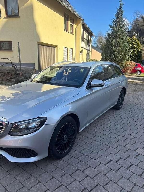 Gebraucht Mercedes E220 194 PS (142 kW) 2017 Silber Kombi