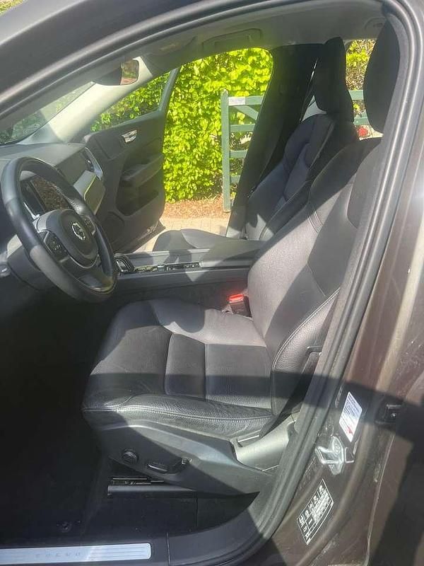 Gebraucht 2020 Volvo XC60 Momentum SUV | 28.500 € - Bild 1/4