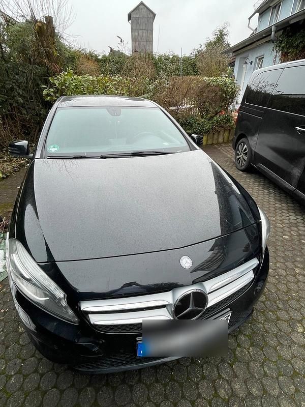 Gebraucht Mercedes A180 122 PS (89 kW) 2014 Schwarz Limousine
