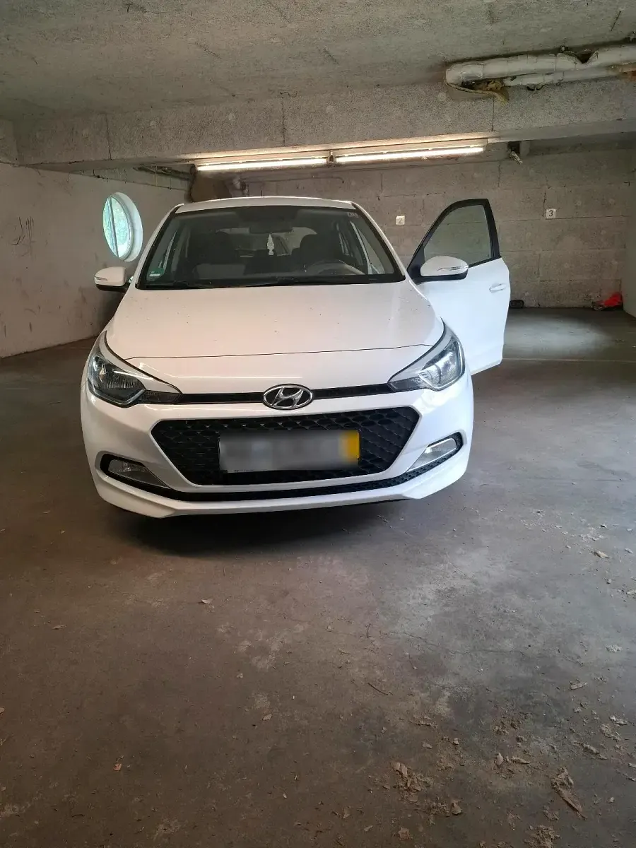 Gebraucht Hyundai i20 84 PS (61 kW) 2015 Weiß Limousine