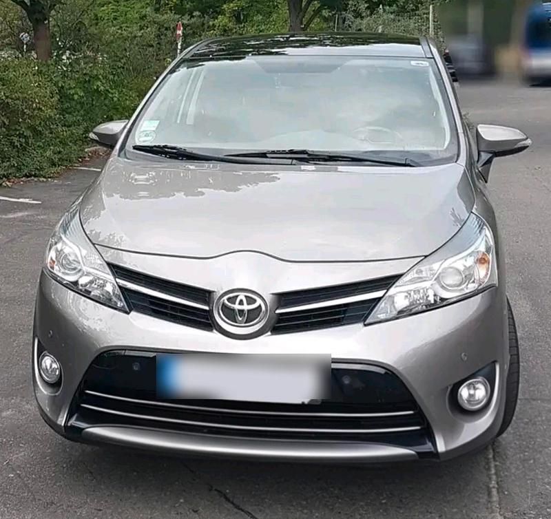 Silber Gebraucht 2015 Toyota Verso Van / Kleinbus | 10.500 € (Fairer Preis) - Bild 1/4