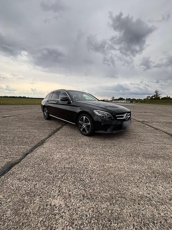Gebraucht Mercedes C220 194 PS (142 kW) 2021 Schwarz Kombi