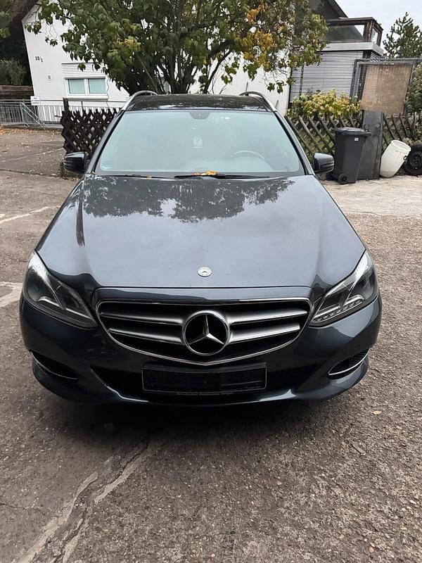 Gebraucht Mercedes E220 170 PS (125 kW) 2015 Blau Kombi