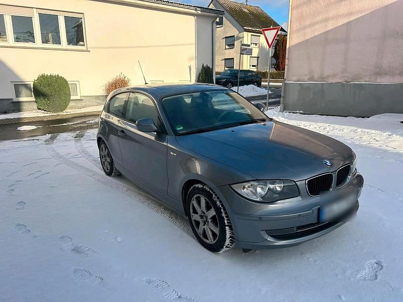 Grau Gebraucht 2010 BMW 116 Kleinwagen | 3.600 € (Etwas zu teuer) - Bild 1/4
