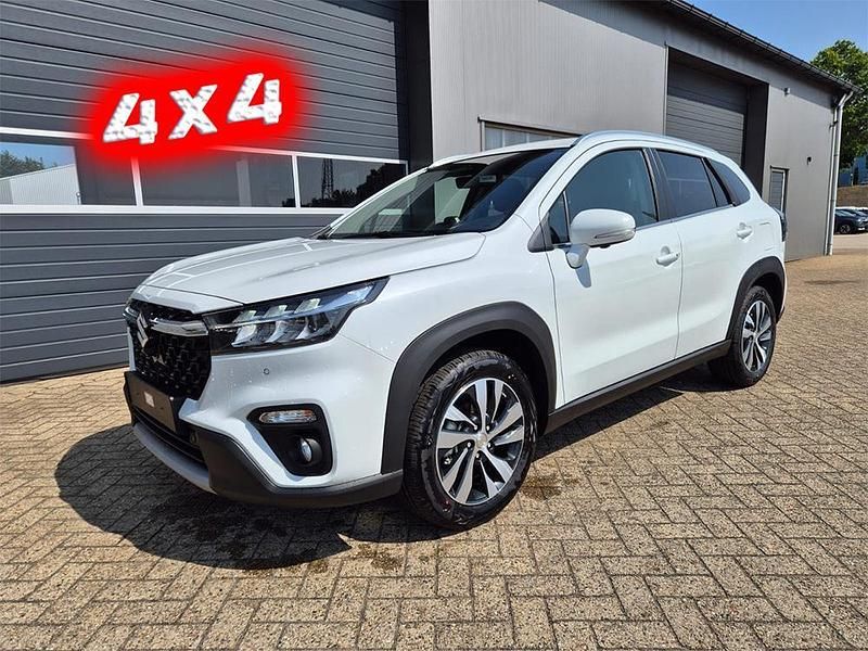 Cool white pearl metallic Neu 2025 Suzuki SX4 S-Cross Comfort+ SUV | 27.490 € (Fairer Preis) - Bild 1/4