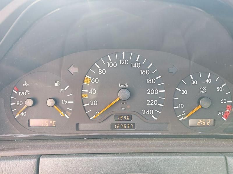 Gebraucht Mercedes E230 Elegance 150 PS (110 kW) 1995 Rot Limousine