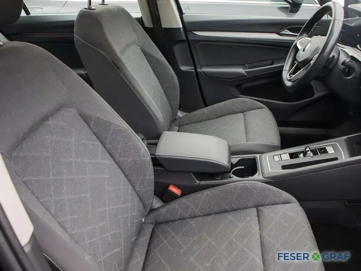 Gebraucht VW Golf VIII Life 150 PS (110 kW) 2022 Atlantik blue metallic Kombi