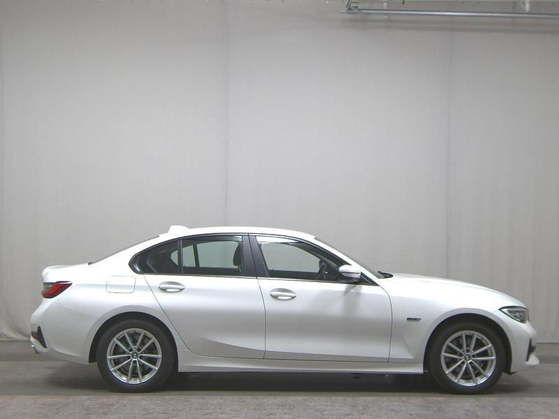 Weiss Gebraucht 2022 BMW 320e Sport Line Limousine | 19.880 € (Superpreis) - Bild 1/4