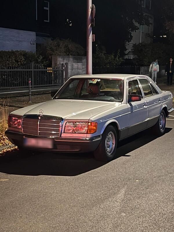 Silber Gebraucht 1980 Mercedes E500 Limousine | 24.950 € - Bild 1/4
