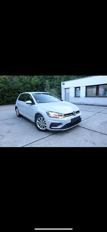 Weiß Gebraucht 2019 VW Golf VII Edition Limousine | 12.000 € (Fairer Preis) - Bild 1/4