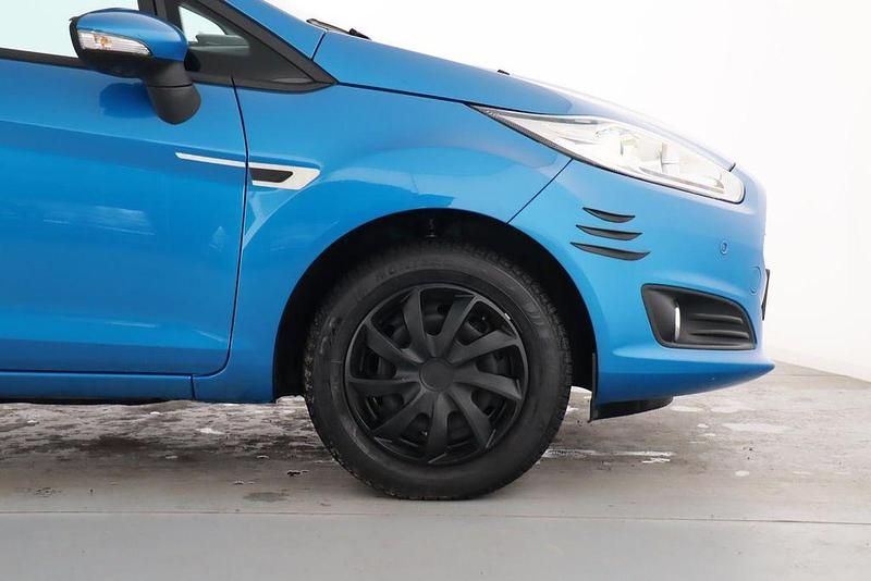 Gebraucht Ford Fiesta Trend 101 PS (74 kW) 2016 Arubablau metallic Limousine