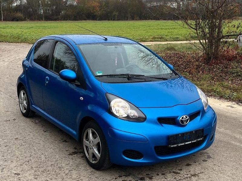 Gebraucht Toyota Aygo 68 PS (50 kW) 2011 Blau Kleinwagen
