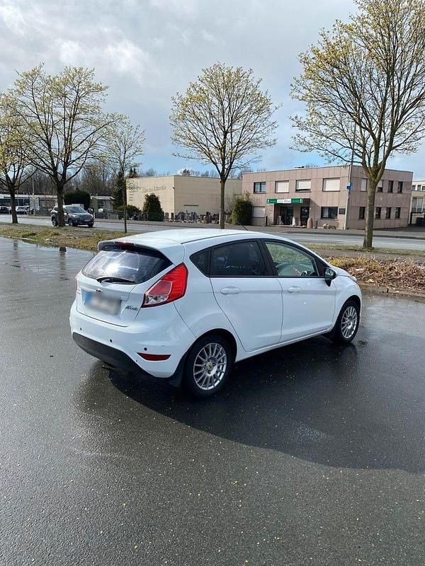 Gebraucht Ford Fiesta 101 PS (74 kW) 2013 Weiß Kleinwagen