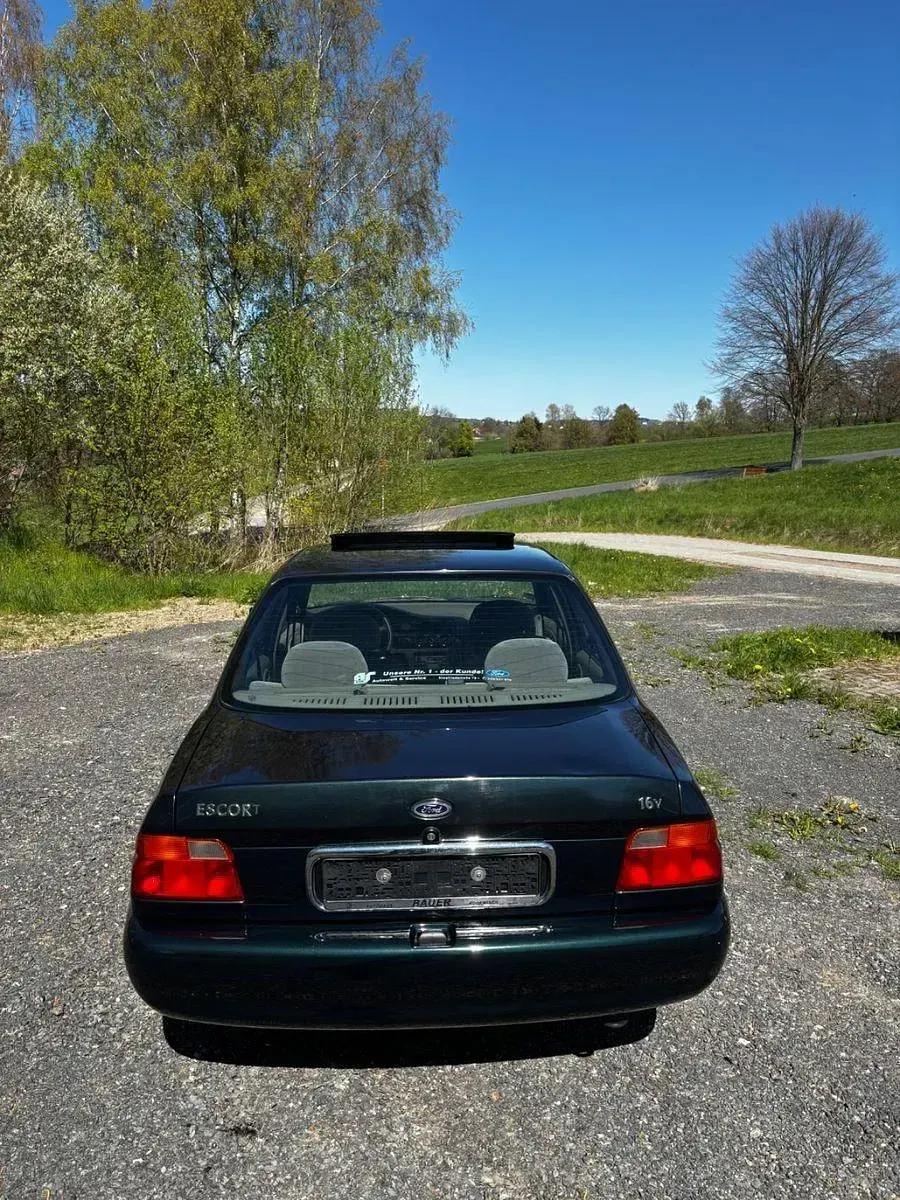 Gebraucht Ford Escort 90 PS (66 kW) 1996 Grün Limousine