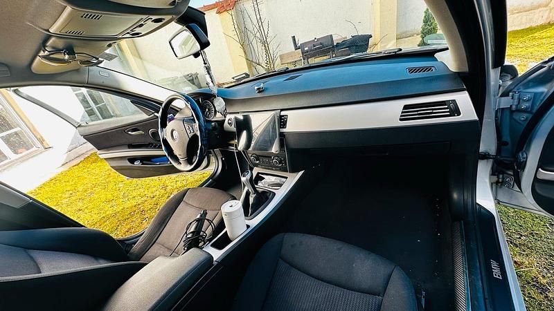 Gebraucht BMW 318 143 PS (105 kW) 2011 Silber Limousine