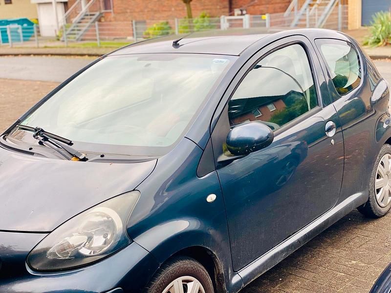 Grau Gebraucht 2009 Toyota Aygo Kleinwagen | 500 € (Superpreis) - Bild 1/3