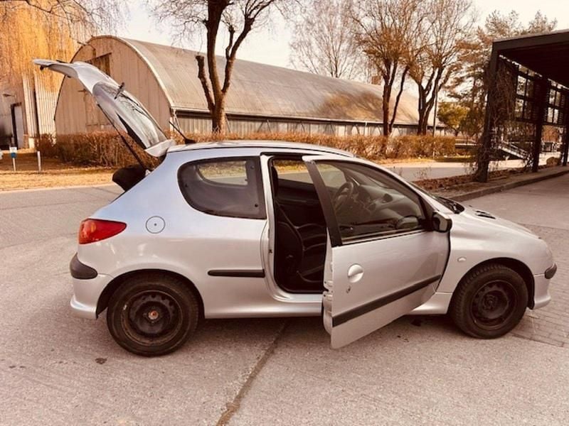 Gebraucht Peugeot 206 75 PS (55 kW) 2009 Silber Kleinwagen