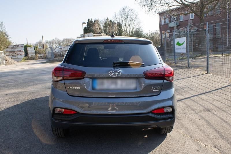 Gebraucht Hyundai i20 100 PS (73 kW) 2020 Grau Kleinwagen