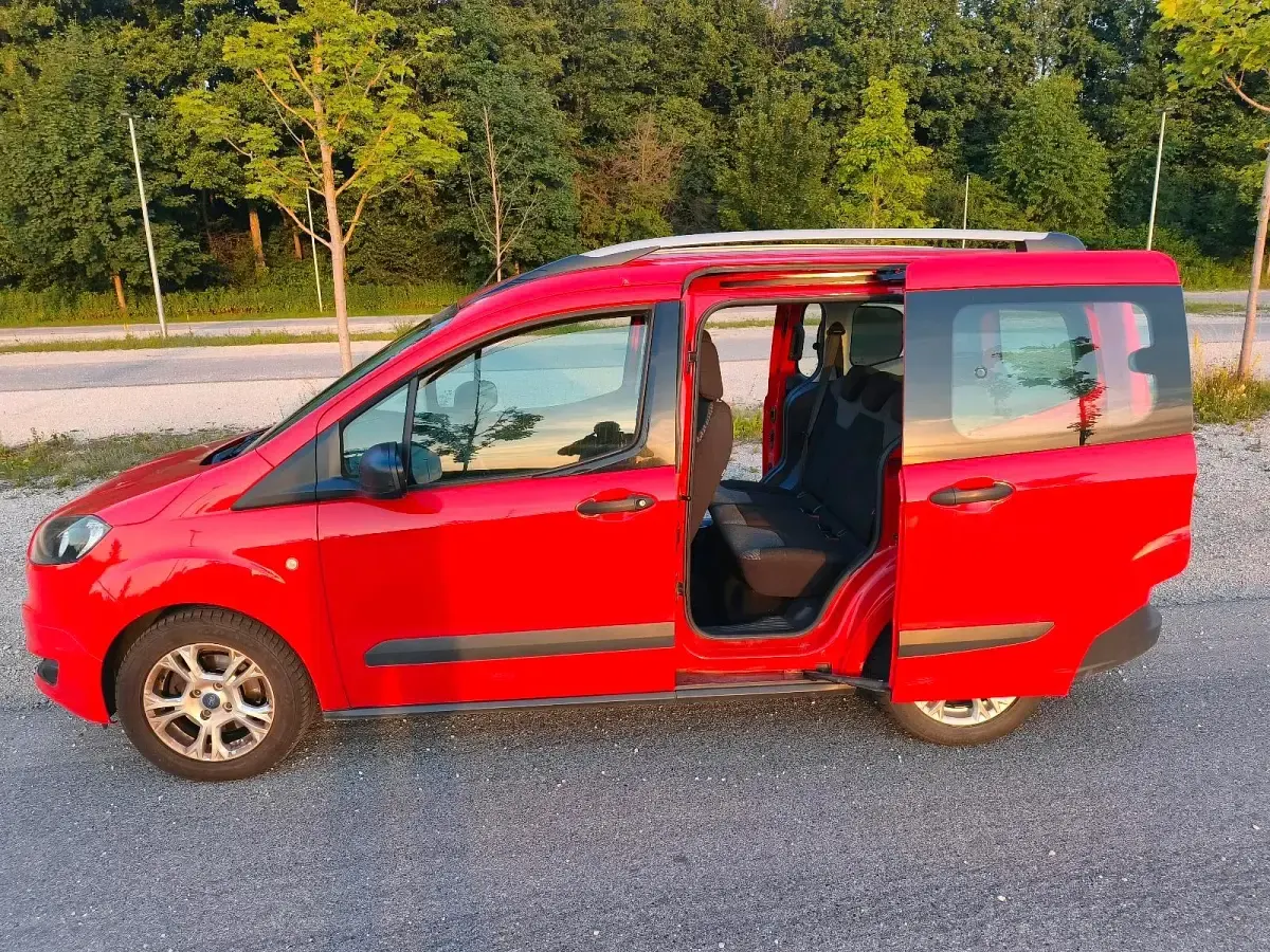 Gebraucht Ford Tourneo 101 PS (74 kW) 2015 Rot Kombi