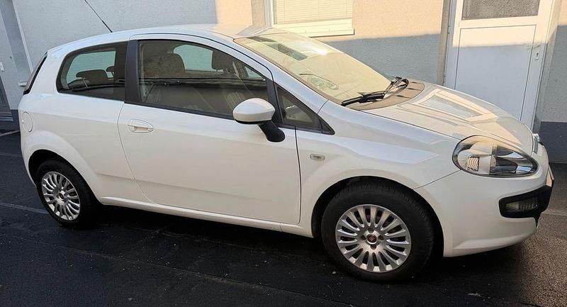 Weiß Gebraucht 2011 Fiat Grande Punto Kleinwagen | 3.750 € (Fairer Preis) - Bild 1/4
