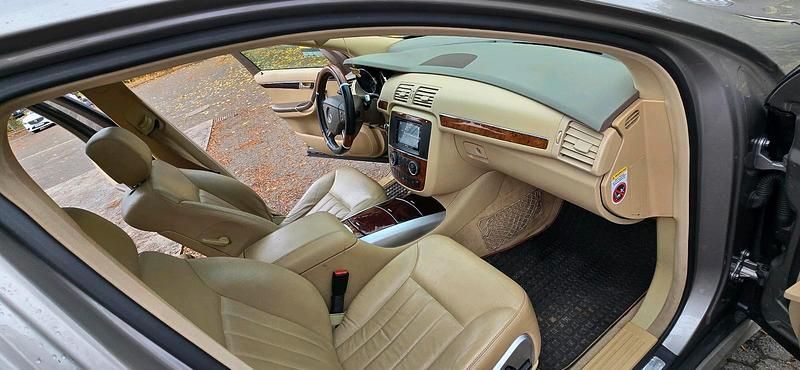 Grau Gebraucht 2006 Mercedes R320 Van / Kleinbus | 5.300 € (Fairer Preis) - Bild 1/4