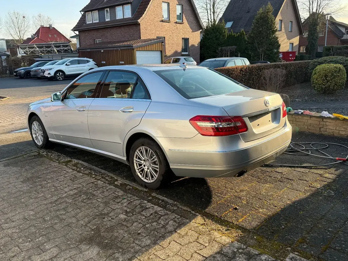 Second-hand Mercedes E250 204 CP (150 kW) 2010 Argintiu Berlinǎ