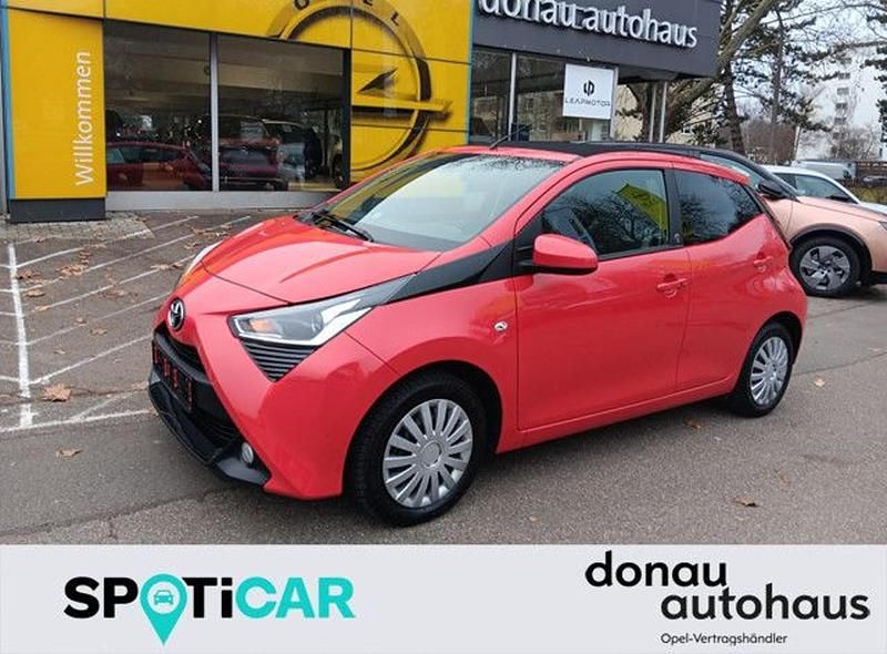 Rot Gebraucht 2021 Toyota Aygo X-play Kleinwagen | 10.990 € (Fairer Preis) - Bild 1/1